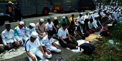Demonstran Gelar Sholat Zuhur di Luar Sidang Ahok