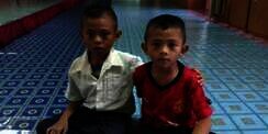 Pengorbanan Kakak Rela Pakai Sepatu Adik Berukuran Kecil