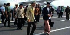 Saat Jokowi Naik Pesawat Kepresidenan Pakai Sarung