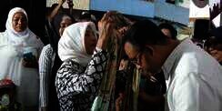 Kisah Selendang Istimewa Sa'idah untuk Anies