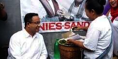 Curhat Penjual Pecel Legendaris Bukde Tin di Depan Cagub Anies