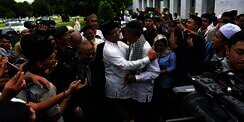 Pelukan Hangat Guru SMP Pada Anies Baswedan