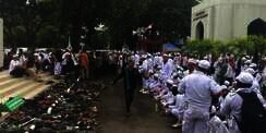 Shalawat dan Lagu Nasional Massa FPI di Depan Mabes Polri
