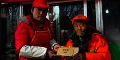 Upah 3 Bulan Hilang, Reaksi Kakek Dapat Pengganti Bikin Haru