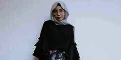 Lady Yulia: Atasan `Bell Sleeves` Kembali Tenar