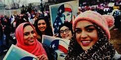 Tampilan Cantik Hijabers Amerika di Aksi Tolak Trump