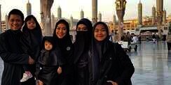 Umroh Bareng Keluarga, Adik Oki Setiana Dewi Curi Perhatian
