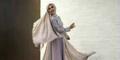 Tampil Feminin dan Nyaman Ala Vokalis Berhijab, Nina Septiani