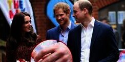 Pangeran William Lepas Cincin Kawin