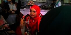 Jatuh sampai Kaki Retak, Dewi Sandra Pakai Tongkat