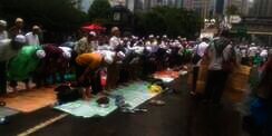 Massa di Jalan Sudirman Khusyuk Sholat di Bawah Guyuran Hujan