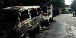 Tak Terima Diderek, Pria Ini Bakar Mobilnya di Pasar Senen