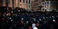 Protes Trump, Muslim Tutup Toko dan Sholat Jemaah di Jalanan
