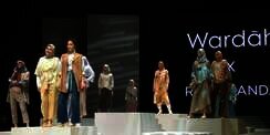 Cantiknya Gaya Hijab Bertema Era 70-an Karya Ria Miranda