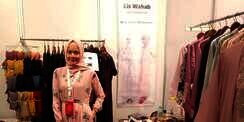 Lis Wahab, Bisnis dan Amal Si Desainer Hijab Baru