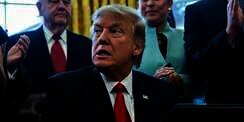 Larangan Muslim Masuk AS Ditangguhkan, Trump Ngambek