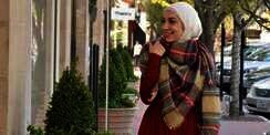Dania Badawi: Setelan Minimalis di Musim Hujan