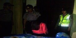 Ada Razia, Kabur Tinggalkan Pacar dan Sandal Dipakai di Tangan