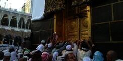 Kabah Dicuci Usai Insiden Percobaan Bakar Diri