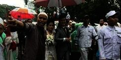 Sepasang Pengantin Dikawal Massa 112 ke Gereja Katedral