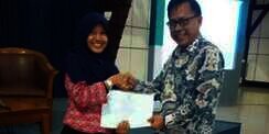 Putri Tukang Becak Lulus ITB dengan IPK Sempurna