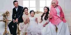 Pose Lucu Putri Ayu Ting Ting Bikin Gemas