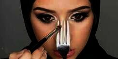 Tutorial Make Up Unik, Buat Hidung Lebih Mancung dengan Garpu