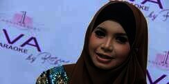 Masya Allah! Cantiknya Rossa Kenakan Hijab Saat Umrah