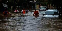 Foto-foto Penampakan Banjir Jakarta dan Bekasi