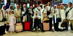 Annisa Trihapsari-Sultan Djorghi Boyong Keluarga Umroh