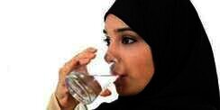 Minum Sambil Berdiri Mengancam Kesehatan Tubuh