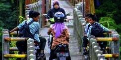 Rebutan Jalan Saat Bawa Motor, Aksi Dua Ibu Ini Bikin Ngakak