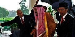 Sambut Raja Salman, Jokowi Rela Kehujanan