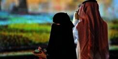Alasan Wanita Saudi Pilih Abaya Hitam dan Pria Bergamis Putih