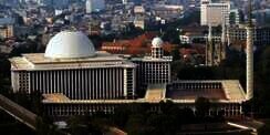 Raja Saudi Sholat Tahiyatul Masjid di Istiqlal