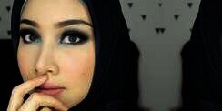 Irna Dewi: Dominasi Biru di Riasan `Smokey Eyes`