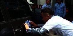 Cegah Pelanggaran, Stiker `Sindiran` Dipasang di Mobil Dinas