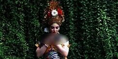 Wanita Cantik Berbusana Adat Bali Ini Putri Kerajaan Saudi?