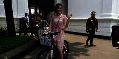 Raisa Dapat Hadiah Sepeda dari Jokowi