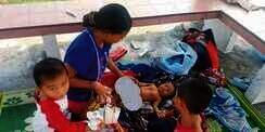 Ketabahan Pemulung, Pungut Sampah Sambil Gendong Bayi