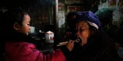 Perjuangan Anna, Bocah 5 Tahun yang Rawat Dua Nenek