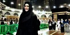Penampilan Maia Estianty Saat Umroh Curi Perhatian Netizen