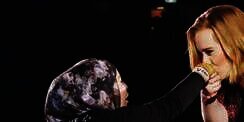 Adele Cium Tangan Hijaber Saat Konser