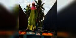 Hijaber Tangguh Sopir Truk Kontainer Bikin Heboh