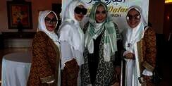 Syahrini Berangkatkan Umroh Asisten Rumah Tangganya