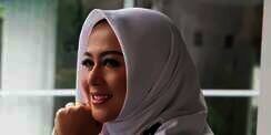 Istri Denny 'Cagur' Tampil Beda dengan Hijab Monokrom