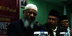 Zakir Naik `Sindir` Mikrofon dan Speaker MUI