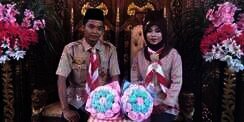 Unik, Pengantin Palembang Pakai Seragam Pramuka di Pelaminan