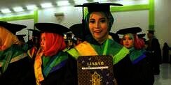Gadis Cantik Penjual Arem-arem Itu Jadi Wisudawan Terbaik