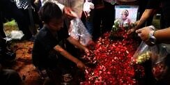 Tatapan Terakhir Putra Renita Sukardi untuk Sang Bunda